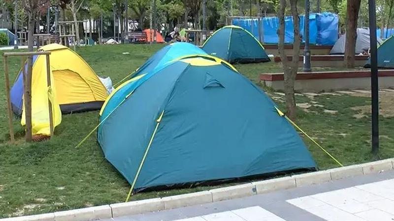 İstanbul'da bazı vatandaşlar parklarda sabahladı