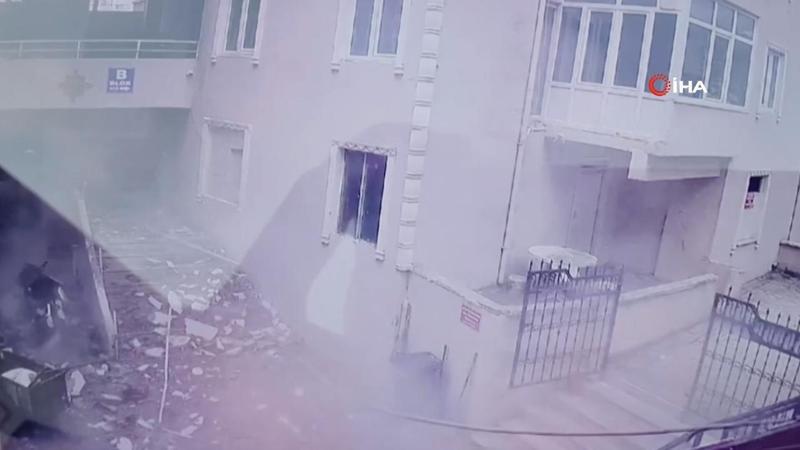 İstanbul depreminde Kumburgaz’da bina duvarlarının yıkılma anı kamerada