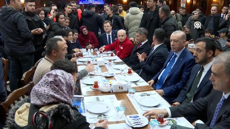 Cumhurbaşkanı Erdoğan, Hasbahçe Sosyal Tesisleri'nde depremden etkilenenleri ziyaret etti