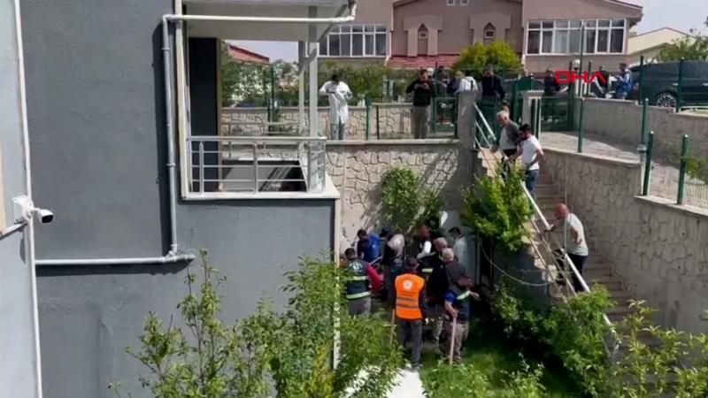 Köpekleri sahiplenip öldürdüğü iddia edilen doktorun evinin bahçesinde kazı yapıldı