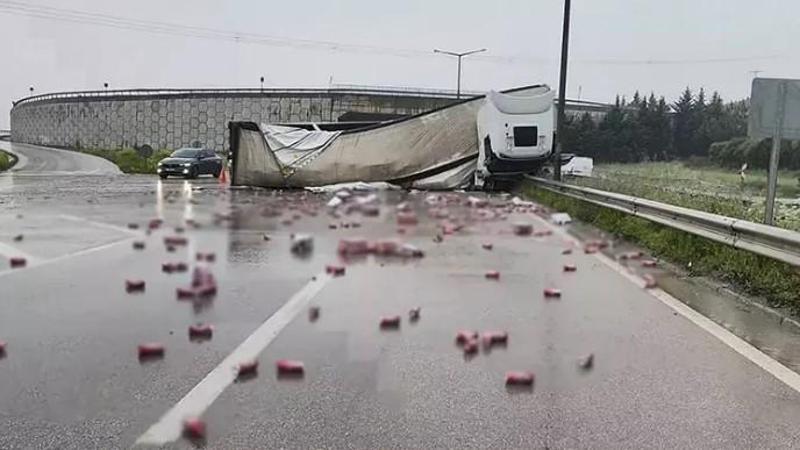 Bursa'da devrilen TIR’ın dorsesinde yüklü içki kutuları yola saçıldı