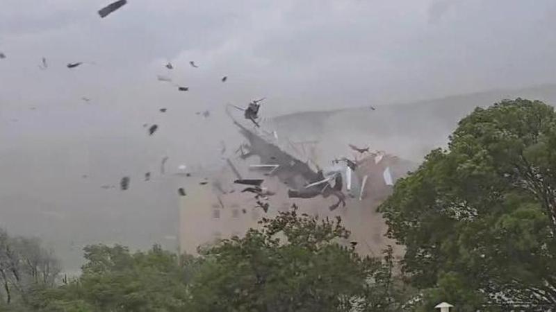 Tunceli'deki fırtınada çatı saniyeler içerisinde parçalandı
