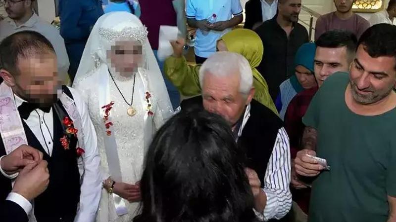 Davetli gibi düğüne gitti, takı töreninde paraları çalıp gelin ve damada su ikram etti