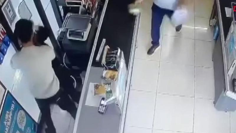 Çalıştığı zincir markette mesai arkadaşı tarafından darbedildi, o anlar kamerada