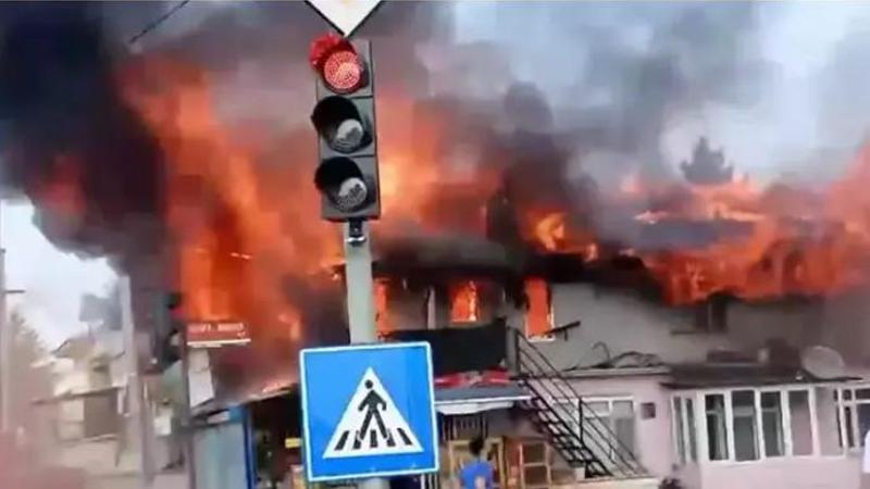Düzce'de 2 katlı bina, alev alev yandı