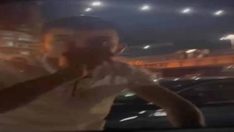 Beyoğlu'nda trafikte tartıştığı sürücünün otomobiline tekme ve yumrukla saldırdı