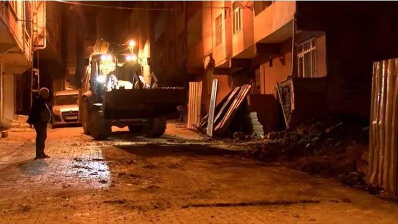 Bağcılar’da toprak kayması sebebiyle yana doğru eğilen bina boşaltıldı
