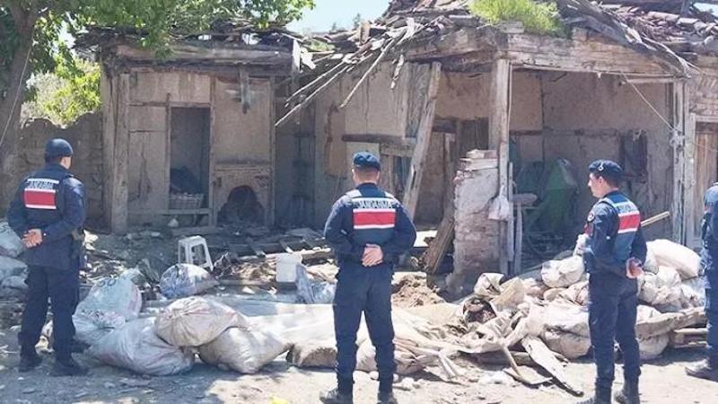 Tokat'ta bağ evinde yapılan izinsiz kazıda Roma mozaiği ortaya çıktı