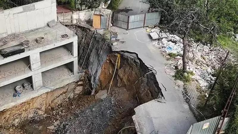 Gaziosmanpaşa’da inşaat kazısı sırasında yol çöktü