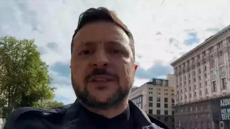 Zelenski, “Zafer Günü” mesajını Kiev sokaklarında yürüyerek verdi
