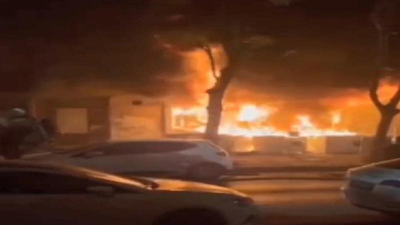 Küçükçekmece'de beyaz eşya deposu alev alev yandı