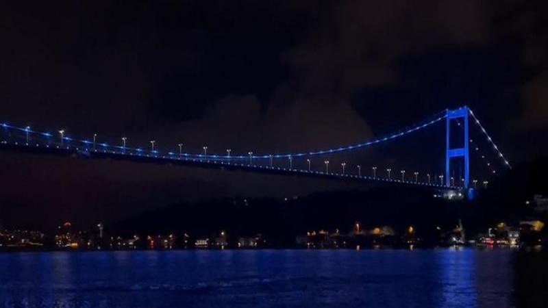 Fatih Sultan Mehmet Köprüsü maviye büründü
