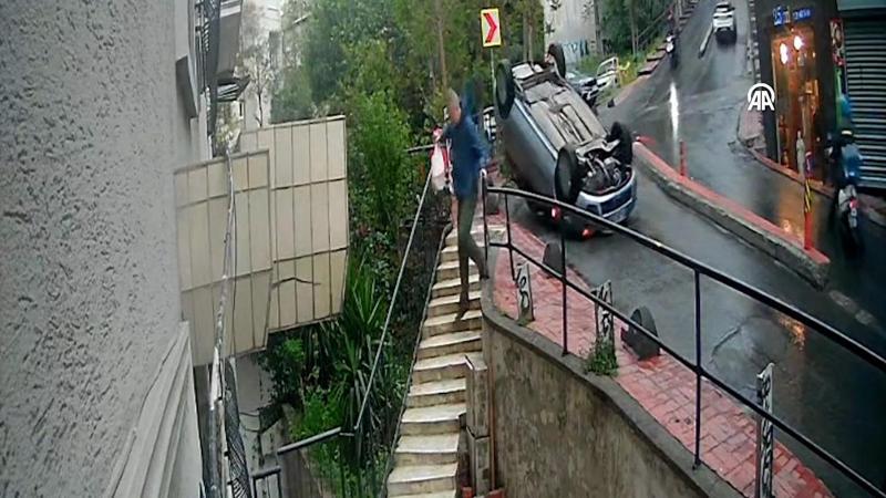 İstanbul'da bir yaya takla atan otomobilden kaldırıma çıkarak kurtuldu!