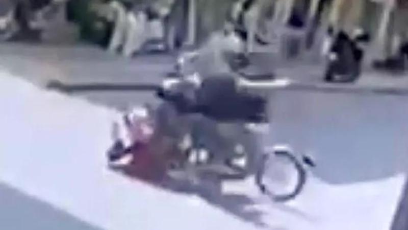 Manisa’da 3 motosikletin karıştığı kaza kamerada: 2 yaralı