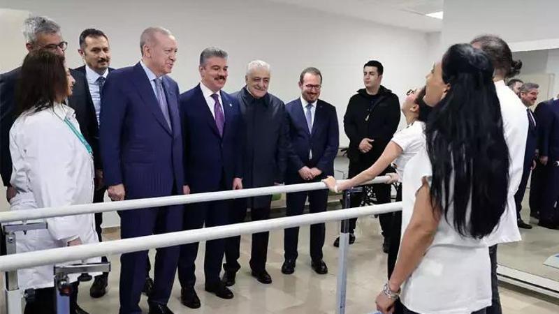 Cumhurbaşkanı Erdoğan, açılışını yaptığı hastanedeki hastaları ziyaret etti