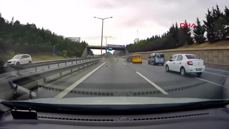 Eyüpsultan'da makas atan otomobilin yaptığı kaza kamerada