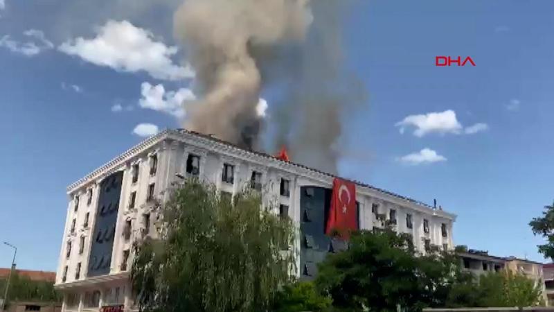 Iğdır'da bir öğrenci yurdunun çatı katında yangın