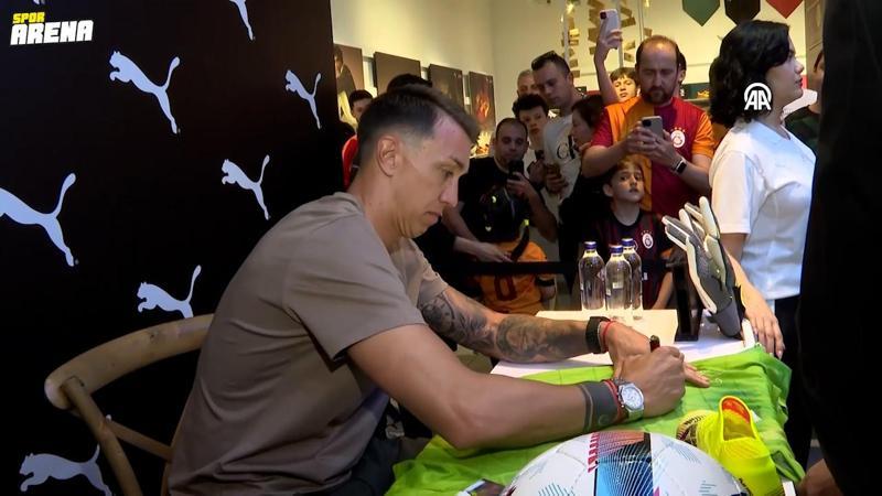 Muslera'nın imza gününde gergin anlar yaşandı!