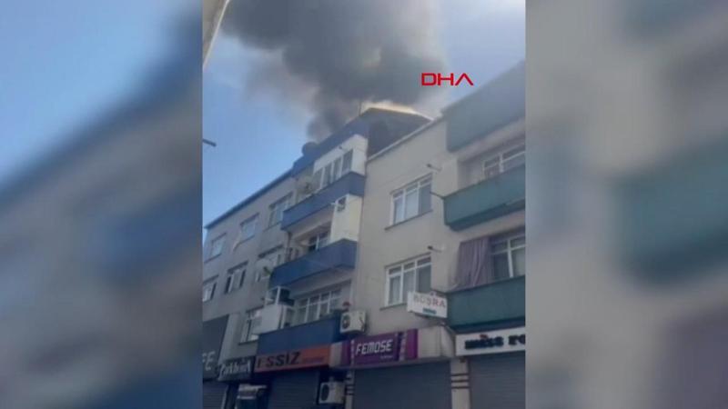 Bayrampaşa'da 5 katlı binanın çatısında yangın
