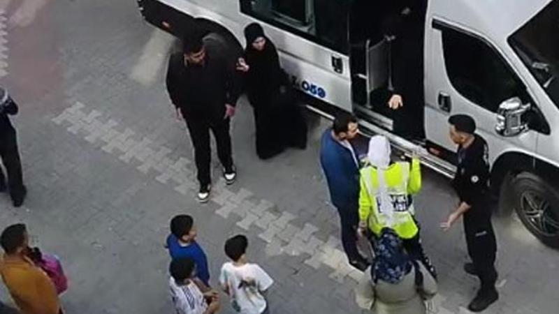 Esenyurt'ta hatalı şekilde öğrenci indiren servis sürücüsü polisle tartıştı