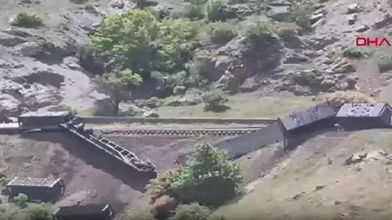 Elazığ’ın Maden ilçesinde yük treni raydan çıktı