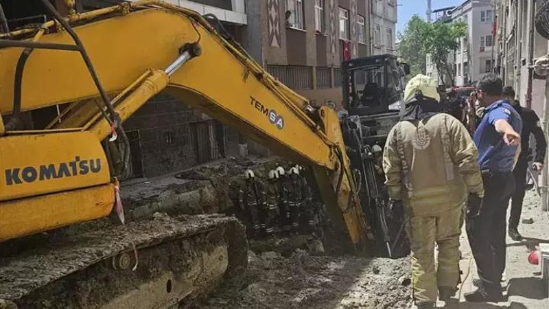 Bayrampaşa'da yol çöktü: Göçük altında kalan işçi kurtarıldı