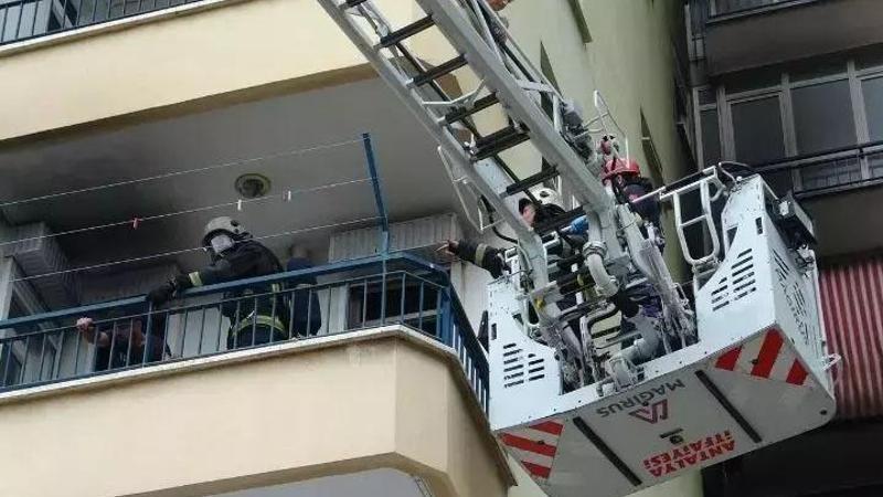 15'inci katta can pazarı! Yangında mahsur kalan 6 kişi böyle kurtarıldı