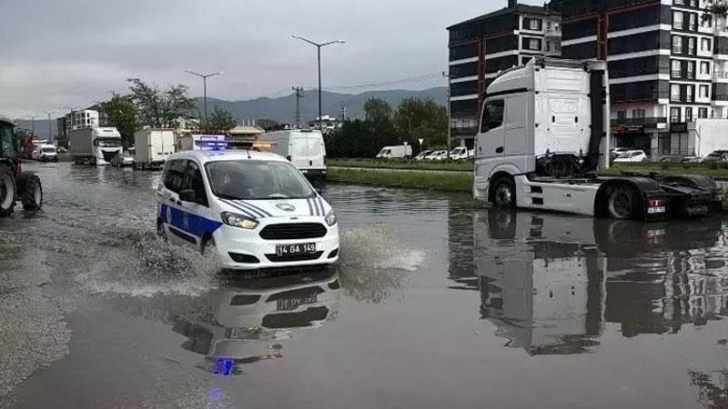 Bolu'da sağanak ve fırtına etkili oldu! Ağaçlar kökünden söküldü