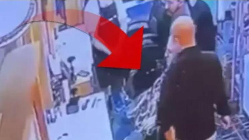 Berberdeki kardeş cinayetinde dikkat çeken detaySamsun'da bir şahıs, berberde ağabeyinin silahlı saldırısına uğrayarak hayatını kaybetti. Güvenlik kamerasına yansıyan görüntülerde, ölen Barış Kol'un ağabeyinden önce tıraş örtüsünün altından silahını çıkarttığı ancak bu sırada ağabeyi Ahmet Kol tarafından ensesinden vurulduğu görüldü.
