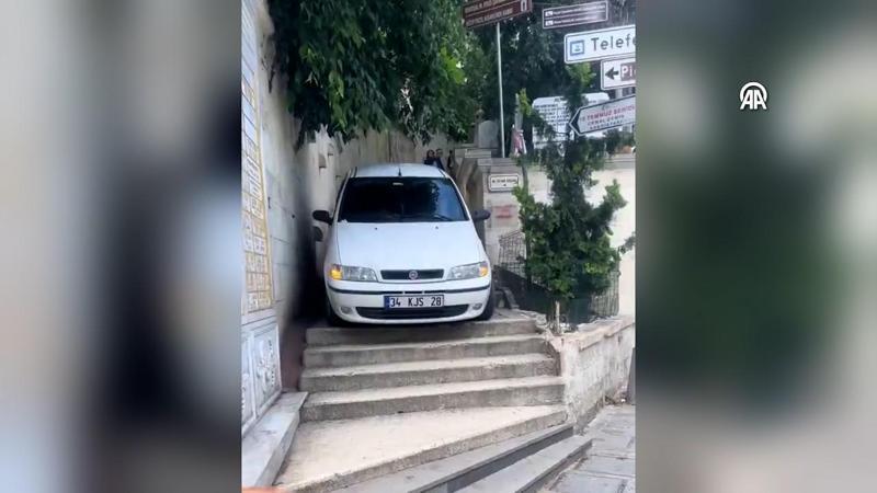 Sürücünün otomobiliyle merdivenlerden inmeye çalışması kamerada