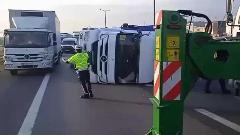 Pendik'te TEM Otoyolu'nda TIR devrildi!