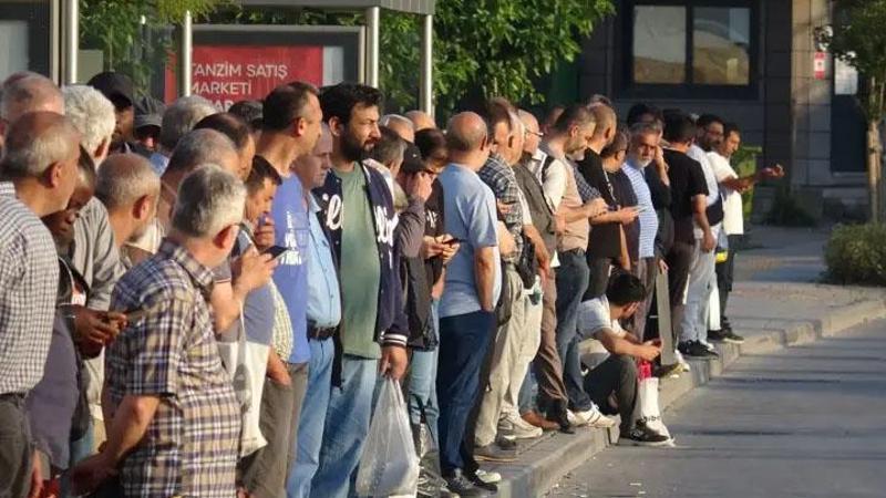 İzmir’de 23 bin işçi greve çıktı! Otobüs duraklarında yoğunluk