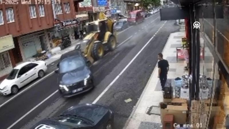 Yürekler ağza geldi! Freni arızalanan iş makinesi park halindeki 4 araca çarptı