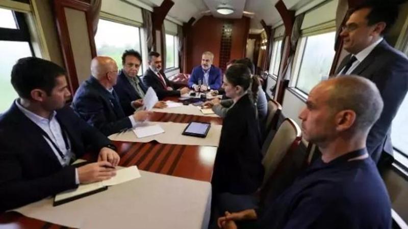 Dışişleri Bakanı Hakan Fidan’dan Ukrayna ziyareti öncesi trende gazetecilerin sorularını cevapladı