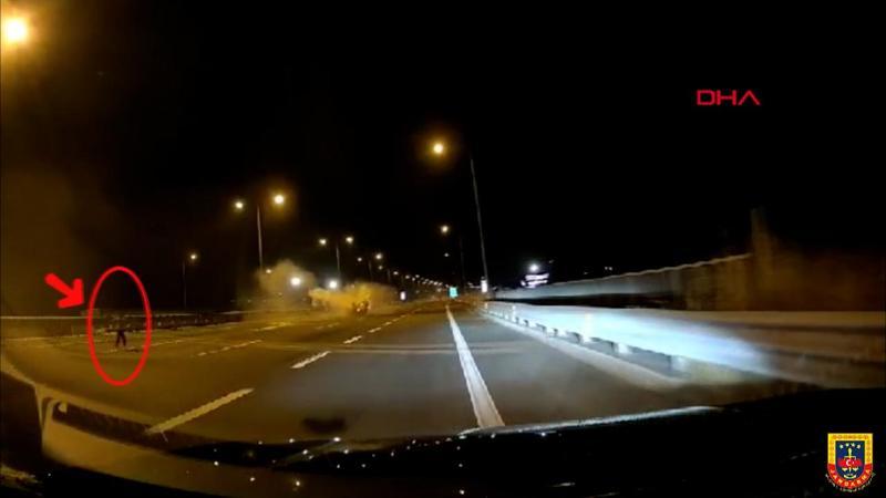 Feci kazada 9 yaşındaki çocuk taklalar atan otomobilden yola savruldu!