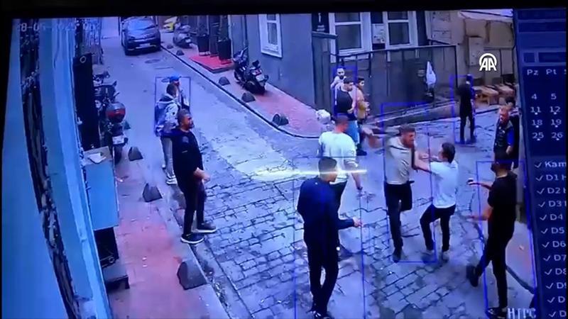 Beyoğlu'nda beyzbol sopalı hesap kavgası!