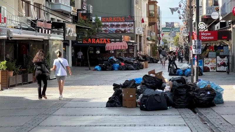 İzmir'de işçilerin greve gitmesiyle cadde ve sokaklarda çöp yığınları oluştu
