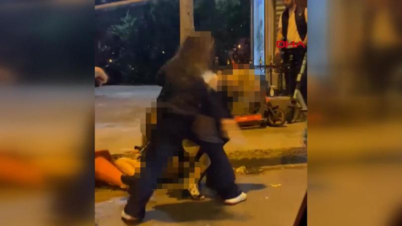 Yer Beşiktaş... Çevredekiler zor ayırdı: Saç saça baş başa birbirine girdiler!