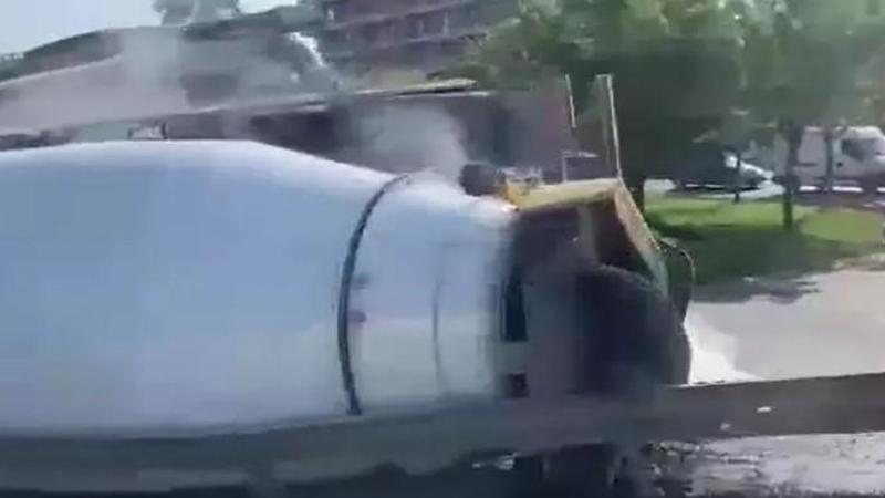 Küçükçekmece D-100 yan yolda beton mikseri devrildi