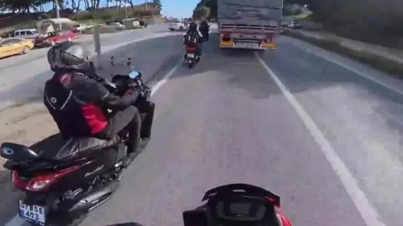 Trafikte tehlikeli anlar kamerada: Tonlarca ağırlığındaki TIR’ı motosikletlilerin üzerine sürdü