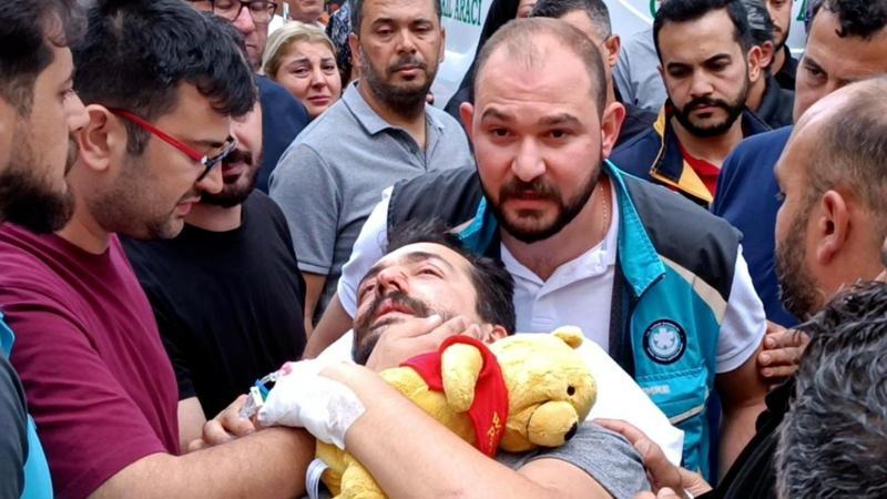 Kazada ölen eşi ve 2 çocuğu için düzenlenen törene sedye ile getirildi