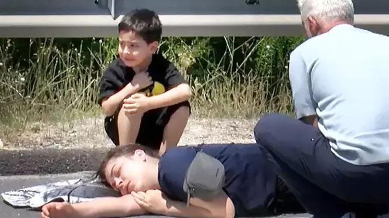Küçük çocuğun yürek yakan gözyaşları: Yerde yatan annesinin başından bir an olsun ayrılmadı