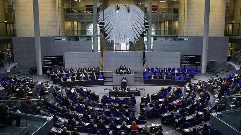 İsrail'i protesto etti: Alman meclisinden zorla çıkarıldı