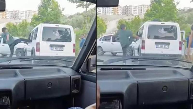 Kaza yaptıkları aracın üstüne çıkıp tekmelediler