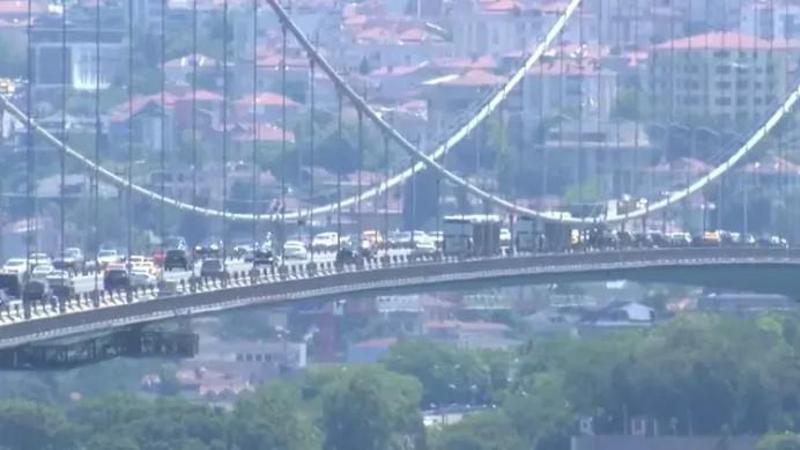 Taksiciyi silahla köprüye gitmeye zorladı, araçtan inip korkuluklara çıktı!