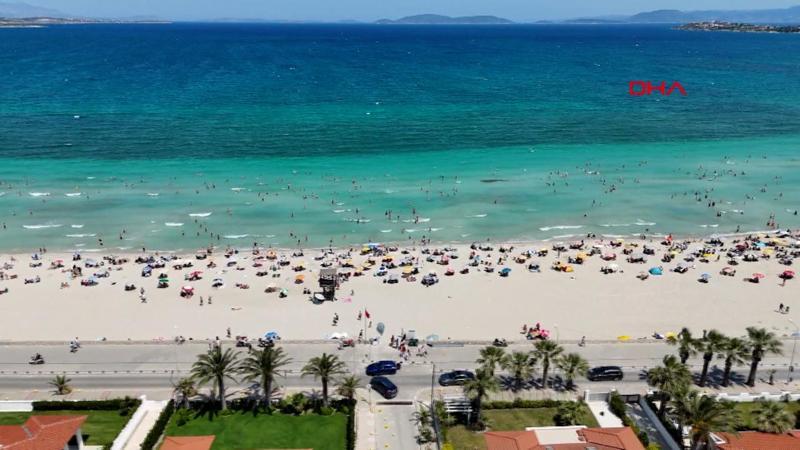Çeşme'de sahiller bayramın ikinci gününde doldu