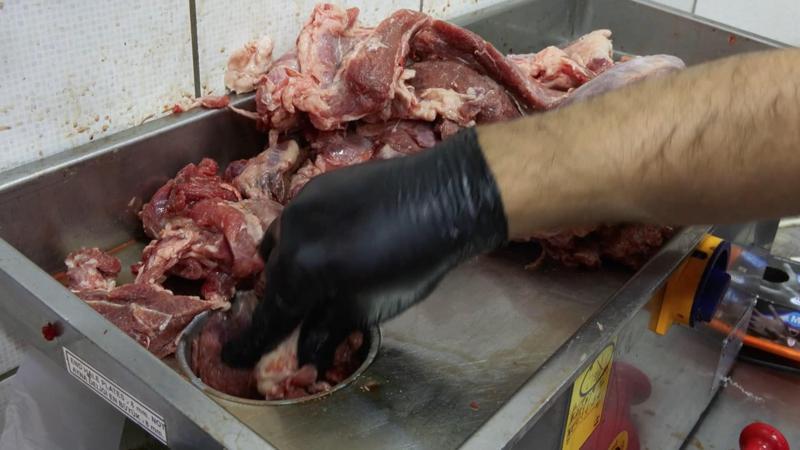 Tekel bayisinde 'kıyma çekilir' afişi