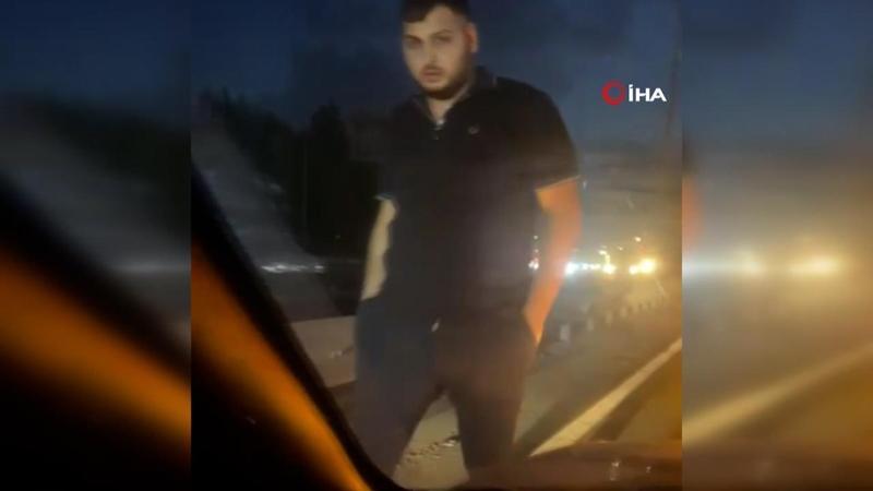 Görüntüler İstanbul’dan... Taksi şoförü önünü kestiği otomobile saldırdı!