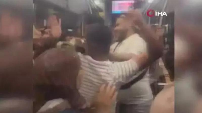 Arnavutköy’de İETT otobüsünde çocuğuna vuran baba ile vatandaş arasında yumruklu kavga kamerada