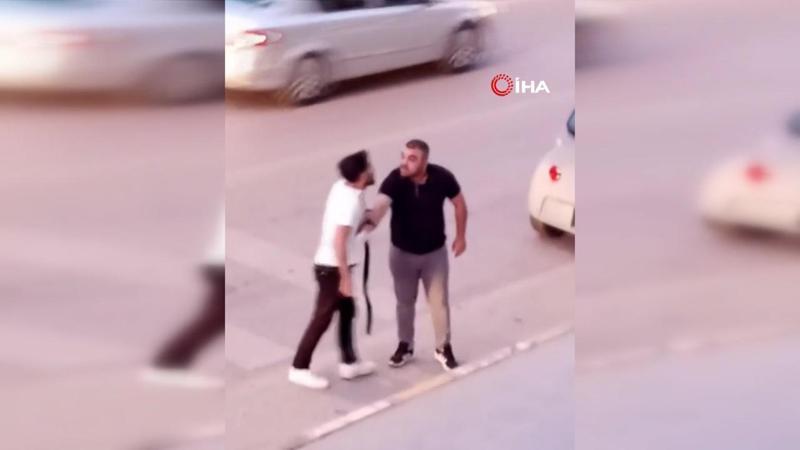 Cadde ortasında kemerli bıçaklı kavga!